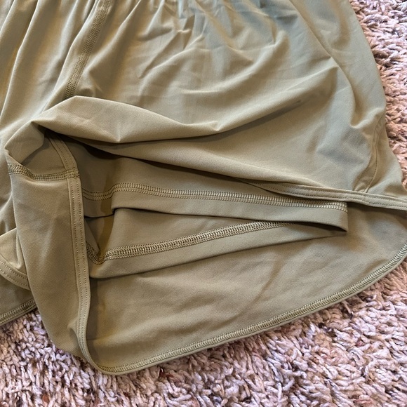 Lululemon Nulu and Mesh High-Rise Yoga Short 3.5"
Bronze Green 6 - Picture 8 of 9